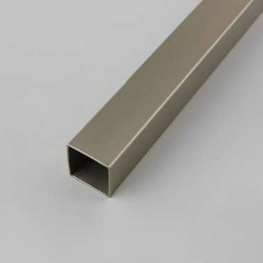 Gri arka plan üzerinde pürüzsüz yüzeyli vintage dikdörtgen perde tüpü.