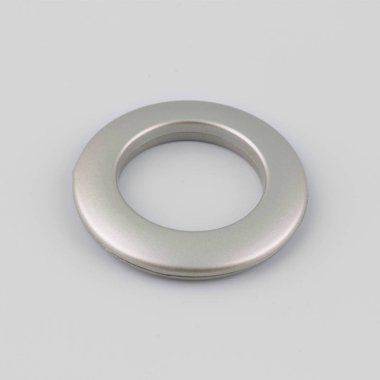 Gri arka planda korniş sabitleme için perde grommet halka