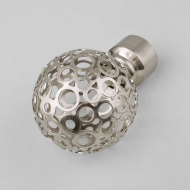 Süslü küre perde gri arka plan üzerinde ucu saçak