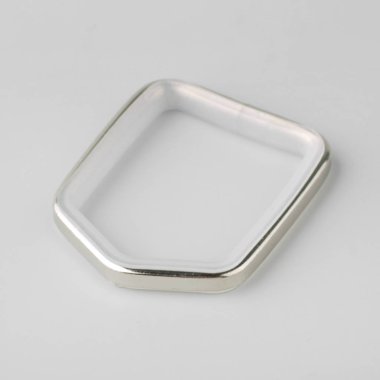 Gri arka plan üzerinde korniş kutup için perde metal beşgen