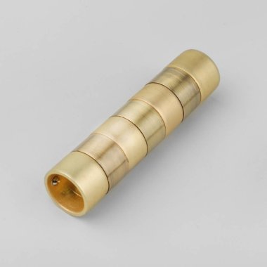 Gri arka plan üzerinde perde direği için silindirik metal ucu