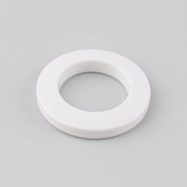 Gri arka planda korniş sabitleme için dairesel perde grommet halka