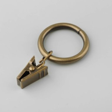 Gri arka plan üzerinde korniş kutup için askı ile Perde metal halka