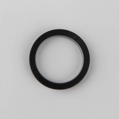 Gri arka plan üzerinde korniş kutup için perde metal halka