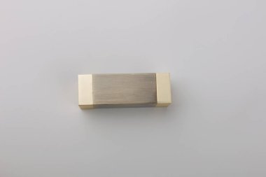 Gri arka plan üzerinde perde korniş için modern metal finial