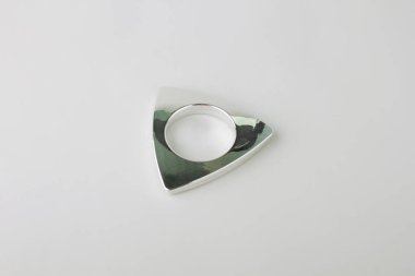 Üçgen perde gri arka plan üzerinde korniş sabitleme için yuvarlak delik li grommet