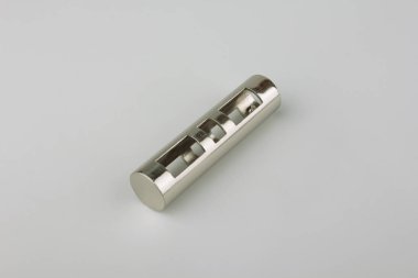 Gri arka planda perde direği için modern metal bitiş