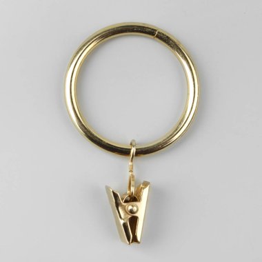 Gri arka plan üzerinde korniş kutup için askı ile Perde metal halka