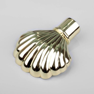 Gri arka plan üzerinde saves için dekoratif deniz kabuğu şeklinde finial