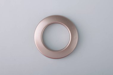 Gri arka planda korniş sabitleme için perde grommet halka