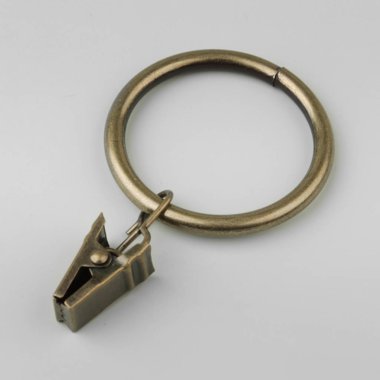 Gri arka plan üzerinde korniş kutup için askı ile Perde metal halka