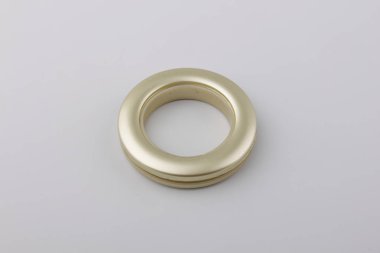 Gri arka planda korniş sabitleme için dairesel perde grommet halka