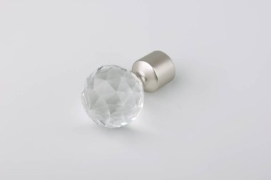 Gri arka plan üzerinde perde direği için modern kristal top bitiş