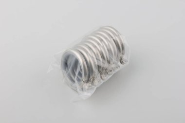 Gri arka plan üzerinde korniş kutup için perde metal halkalar Paketi