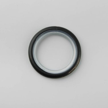 Gri arka plan üzerinde korniş kutup için perde metal halka