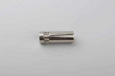 Gri arka plan üzerinde perde eaves için modern metal fiş