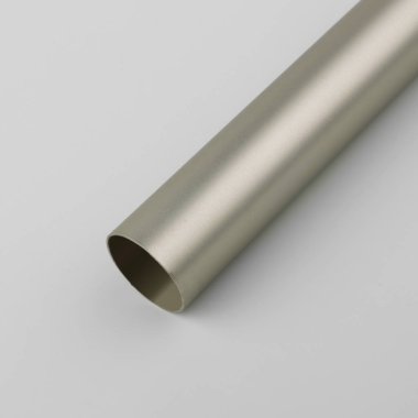 Gri arka plan üzerinde pürüzsüz yüzeyli Vintage metal perde çubuk.