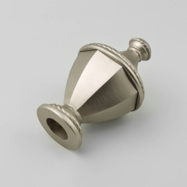 Gri arka plan üzerinde perde eaves için Amphora şeklinde vintage metal ucu