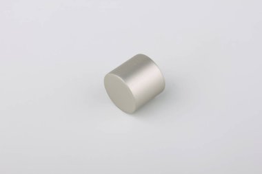 Gri arka plan üzerinde perde direği için basit metal ucu