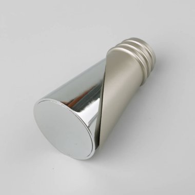 Gri arka planda perde saçak için modern metal bitiş