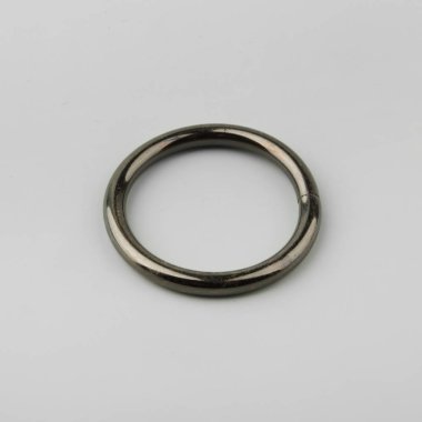 Gri arka plan üzerinde korniş kutup için perde metal halka