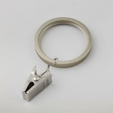 Gri arka plan üzerinde korniş kutup için askı ile Perde metal halka