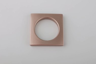 Kare perde gri arka plan üzerinde korniş sabitleme için yuvarlak delik li grommet