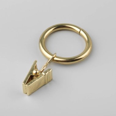 Gri arka plan üzerinde korniş kutup için askı ile Perde metal halka