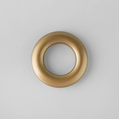 Gri arka planda korniş sabitleme için perde grommet halka