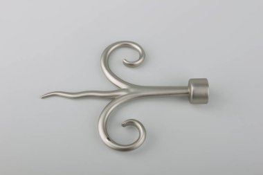 Gri arka plan üzerinde perde direği için modern mızrak metal bitiş