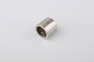 Gri arka plan üzerinde perde direği için basit metal ucu