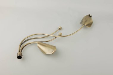 Gri arka planda perde korniş için modern dal şeklinde finial