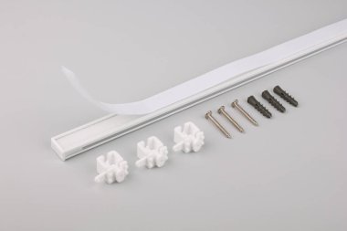 Beyaz güneşlikler direkler ve gri arkaplanda plastik aksesuarlar