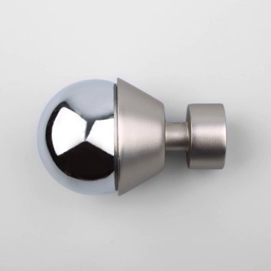 Gri arka plan üzerinde korniş için yuvarlak inci gibi modern metal finial