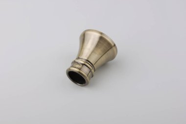 Gri arka plan üzerinde perde korniş için modern metal finial