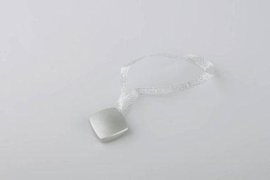 Gri arka plan üzerinde perde için dize dekorasyon ile Metal toka