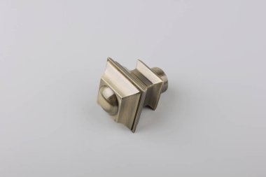 Gri arka planda perde saçak için modern metal bitiş