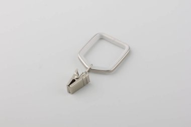 Gri arka plan üzerinde korniş kutup için askı ile Perde metal beşgen