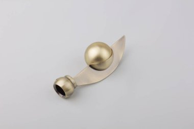 Gri arka plan üzerinde perde korniş için modern küresel finial