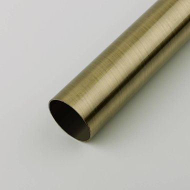 Gri arka plan üzerinde pürüzsüz yüzeyli Vintage metal perde çubuk.