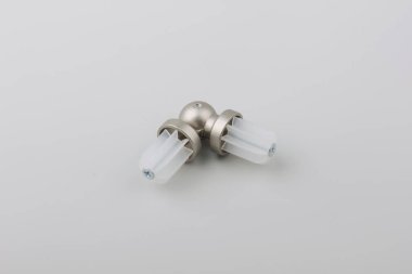 Gri arka plan üzerinde korniş için modern bağlantı elemanı