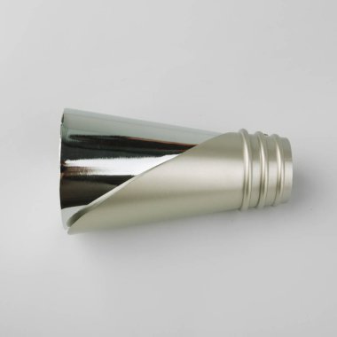 Gri arka planda perde saçak için modern metal bitiş