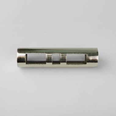 Gri arka plan üzerinde perde önek delikleri ile tüp modern metal biten