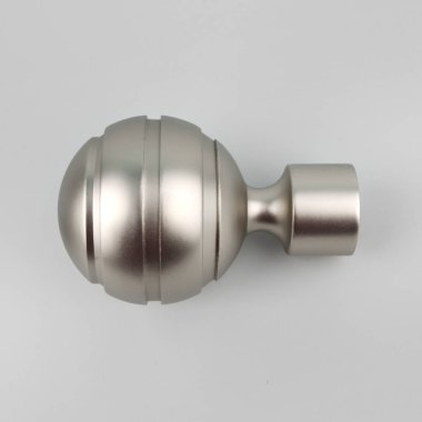Gri arka plan üzerinde perde eaves için top şeklinde modern metal bitiş