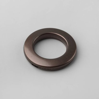 Gri arka planda korniş sabitleme için dairesel perde grommet halka