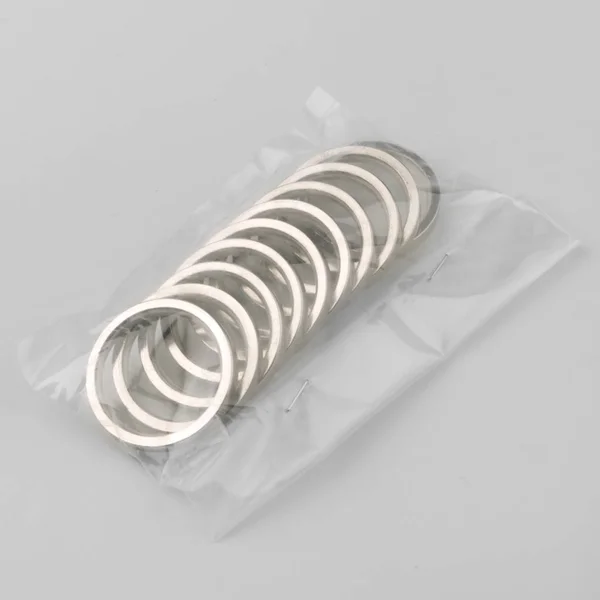 Paquete Anillos Metal Cortina Para Poste Cornisa Sobre Fondo Gris — Foto de Stock