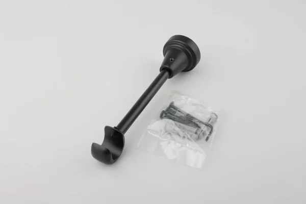 Soporte Negro Para Varilla Cortina Con Paquete Plástico Tornillos Sobre — Foto de Stock