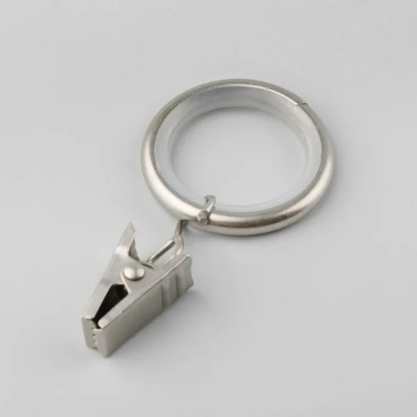 Gordijn Metalen Ring Met Hanger Voor Kroonlijst Pole Grijze Achtergrond — Stockfoto