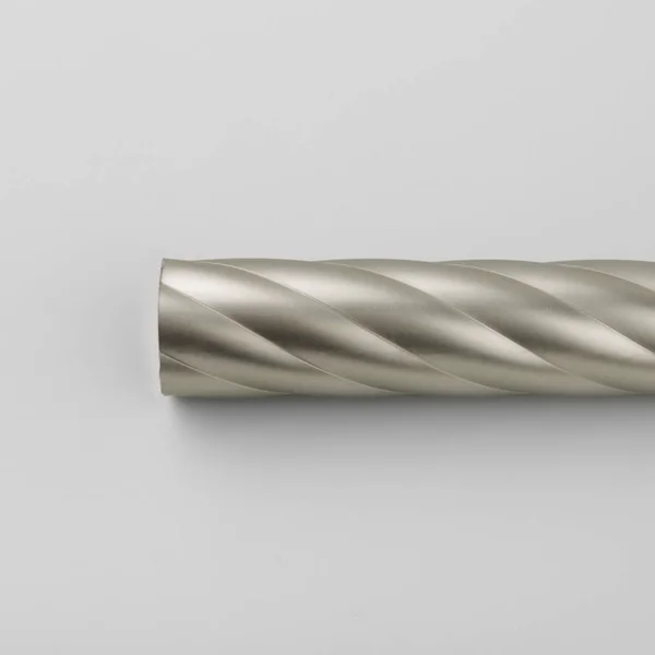 Modernes Metall Gardinenrohr Mit Gerillter Oberfläche Auf Grauem Hintergrund — Stockfoto
