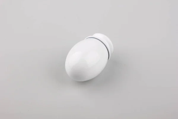 Moderno Enchufe Blanco Simple Para Poste Cortina Sobre Fondo Gris — Foto de Stock